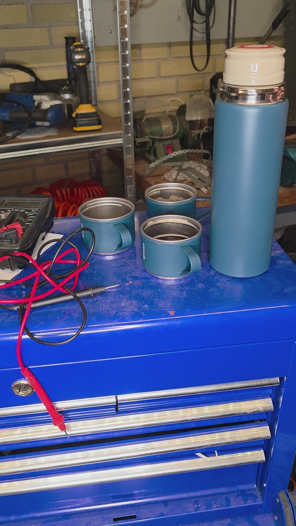 Termoflaske 500ml med 3 termokopper - Holder varmen i 24 timer