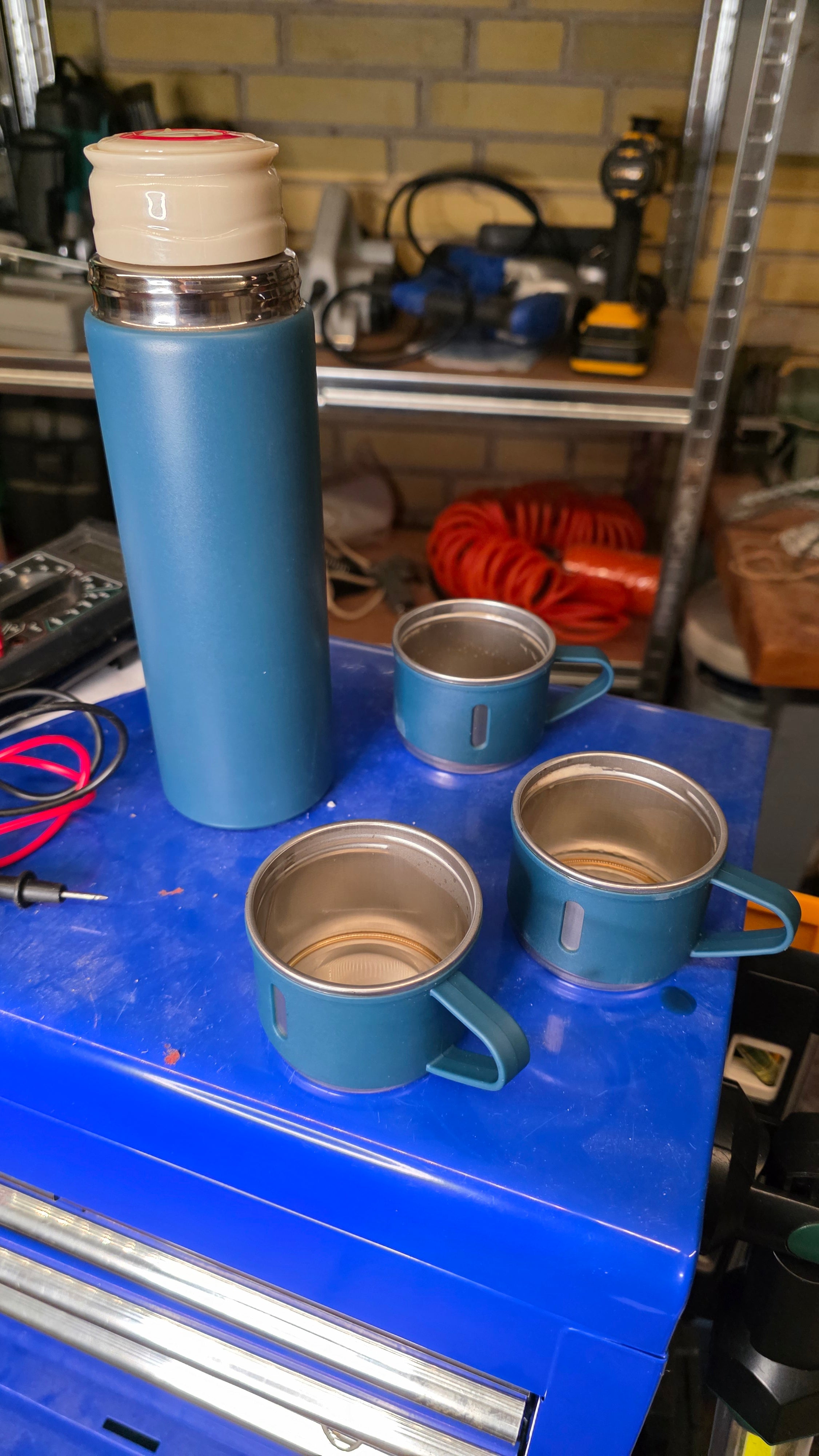 Oplev ro og hygge med denne termoflaske med 3 termokopper