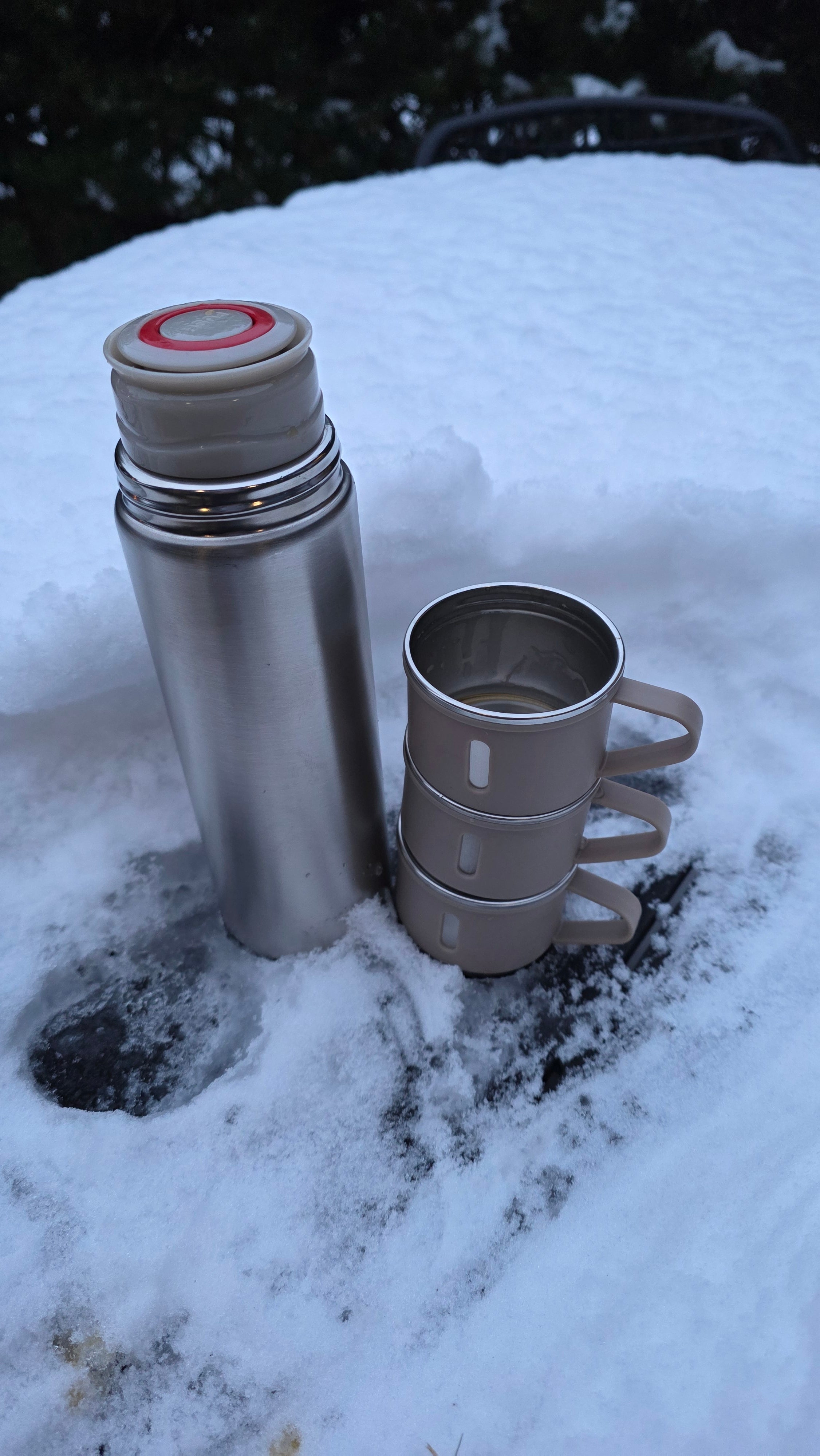 Oplev ro og hygge med denne termoflaske med 3 termokopper